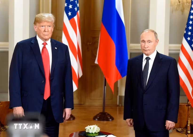 Tổng thống Nga Vladimir Putin (phải) và Tổng thống Mỹ Donald Trump. (Ảnh: THX/TTXVN)