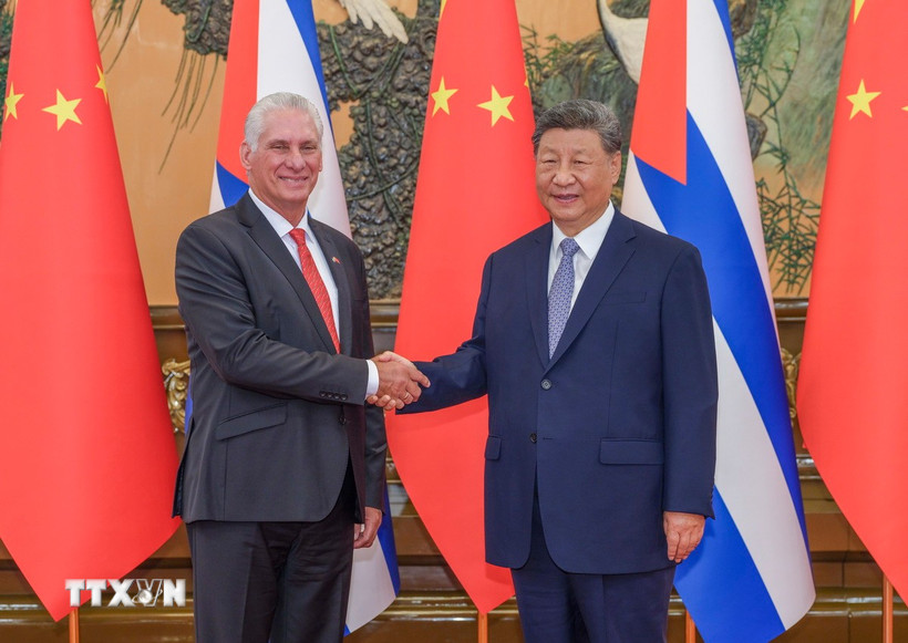Chủ tịch Cuba Miguel Diaz-Canel (trái) và Chủ tịch Trung Quốc Tập Cận Bình tại cuộc gặp ở Bắc Kinh ngày 4/9/2025. (Ảnh: THX/TTXVN)