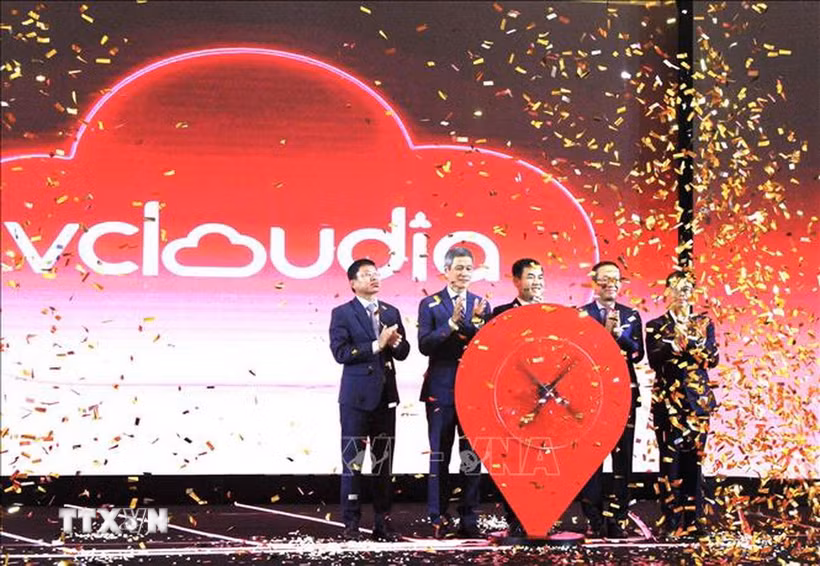 Các đại biểu thực hiện nghi thức khai trương thương hiệu điện toán đám mây (cloud) quốc tế Vcloudia tại Vương quốc Campuchia. (Ảnh: Hoàng Minh/TTXVN) 