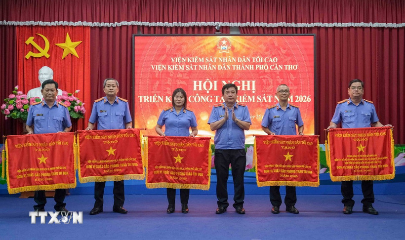 Các tập thể thuộc Viện Kiểm sát nhân dân thành phố Cần Thơ nhận Cờ Thi đua của Viện Kiểm sát nhân dân tối cao. (Ảnh: Thanh Liêm/TTXVN)