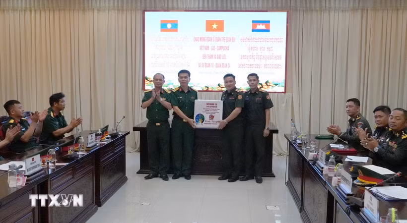 Sư đoàn 10 tặng quà cho đoàn sỹ quan trẻ quân đội hai nước Lào-Campuchia. (Ảnh: Dư Toán/TTXVN)