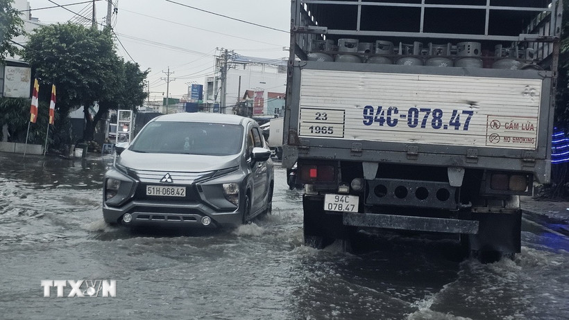 Ngập nặng trên Quốc lộ 1A đoạn đi qua tỉnh Cà Mau khiến giao thông hết sức khó khăn. (Ảnh: Trung Hiếu/TTXVN)