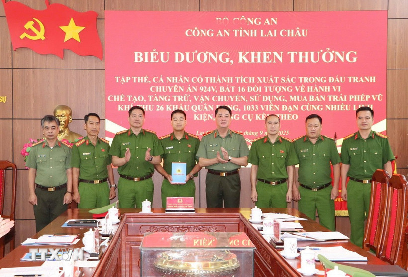 Công an Lai Châu Biểu dương, khen thưởng lực lượng phá vụ án chế tạo, mua bán vũ khí trái phép ở nhiều tỉnh. (Ảnh: Nguyễn Oanh/TTXVN)