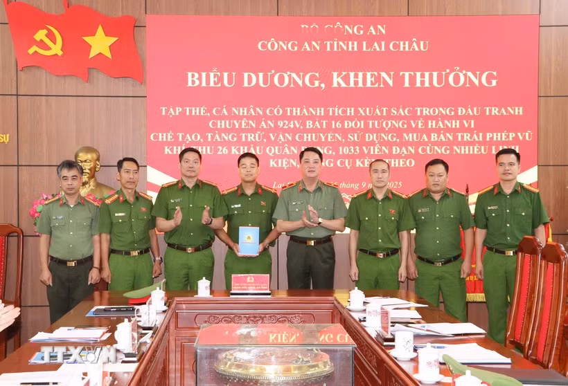 Công an Lai Châu Biểu dương, khen thưởng lực lượng phá vụ án chế tạo, mua bán vũ khí trái phép ở nhiều tỉnh. (Ảnh: Nguyễn Oanh/TTXVN)