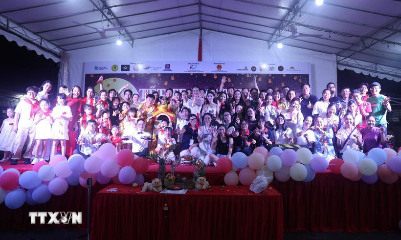 Đêm hội Trung Thu năm nay thu hút đông đảo cộng đồng người Việt tại Singapore và bạn bè quốc tế tham dự. (Ảnh: Tất Đạt/TTXVN)