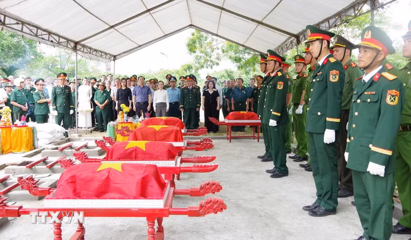 Lễ truy điệu 5 hài cốt liệt sỹ tại Nghĩa trang Liệt sỹ Đông Lễ, phường Nam Đông Hà. (Ảnh: TTXVN phát)