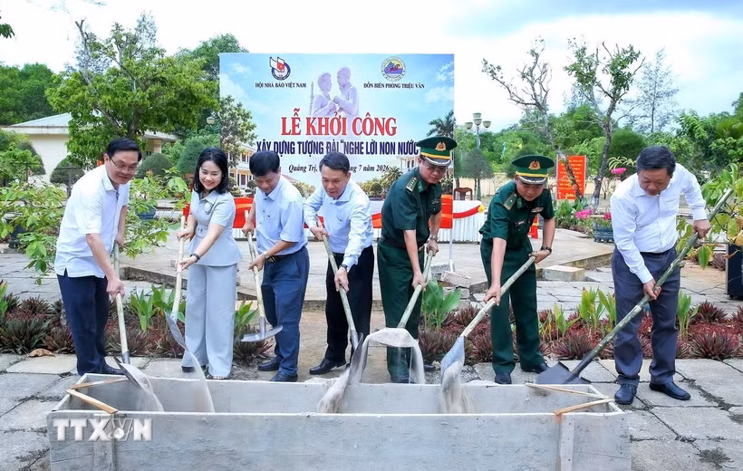 Các đại biểu dự Lễ khởi công xây dựng công trình Tượng đài “Nghe lời non nước”. (Ảnh: TTXVN phát)