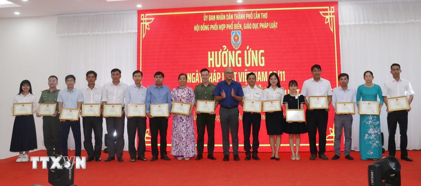 Trao giải cho các cá nhân đoạt giải. (Ảnh: Ngọc Thiện/TTXVN)