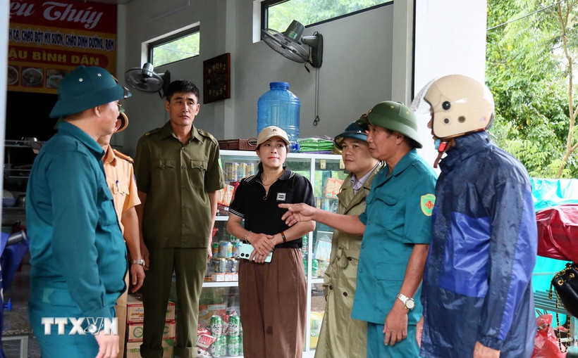 Chính quyền xã Phong Nha (Quảng Trị) vận động người dân tại khu vực nguy cơ sạt lở đến nơi an toàn. (Ảnh: Tá Chuyên/TTXVN)