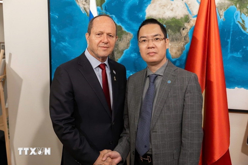 Tham tán Thương vụ-Đại sứ quán Việt Nam tại Israel Lê Thái Hòa và Ngài Nir Barkat, Bộ trưởng Kinh tế và Công nghiệp Israel. (Ảnh: TTXVN phát)