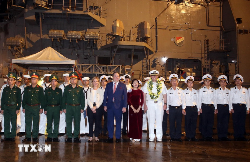 Đại biểu hai nước tại lễ đón ở cảng Tiên Sa thành phố Đà Nẵng. (Ảnh: Trần Lê Lâm/TTXVN)