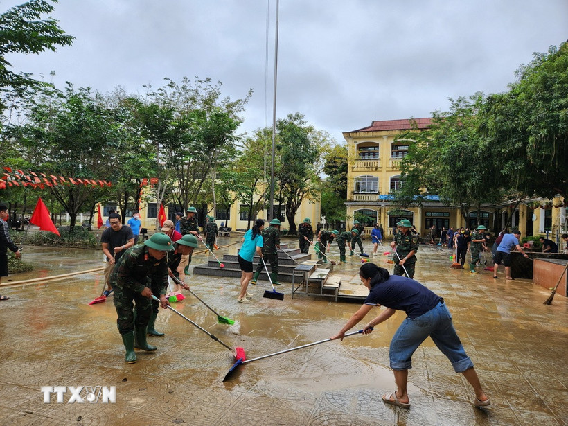 Khẩn trương khắc phục hậu quả sau mưa lũ tại các trường học. (Ảnh: Mai Trang/TTXVN)