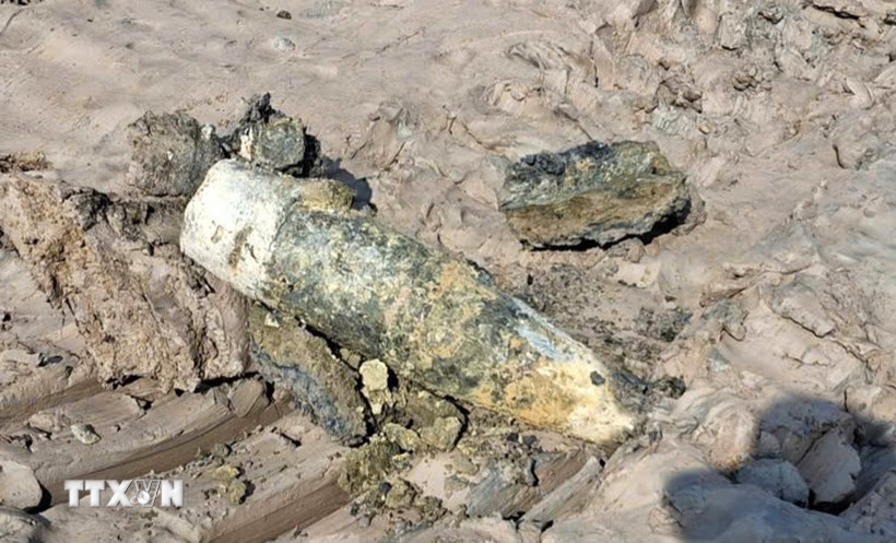 Quả đạn pháo 105mm tại hiện trường. (Ảnh: Văn Đông/TTXVN)