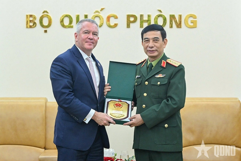 Đại tướng Phan Văn Giang trao tặng Trợ lý Ngoại trưởng Hoa Kỳ quà lưu niệm. (Ảnh: Báo QĐND)