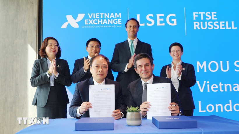 Sở Giao dịch Chứng khoán Việt Nam (VNX) ký kết Biên bản Ghi nhớ (MOU) với Công ty FTSE International Limited (FTSE) tại buổi làm việc. (Ảnh: TTXVN phát)