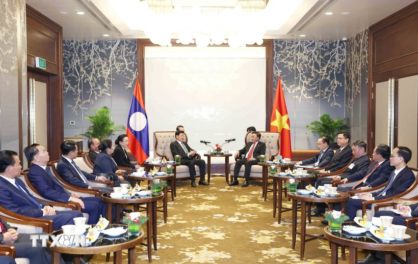 Thường trực Ban Bí thư Trần Cẩm Tú tiễn Tổng Bí thư, Chủ tịch nước Lào và Phu nhân kết thúc tốt đẹp chuyến thăm cấp Nhà nước đến Việt Nam. (Ảnh: Phương Hoa/TTXVN)