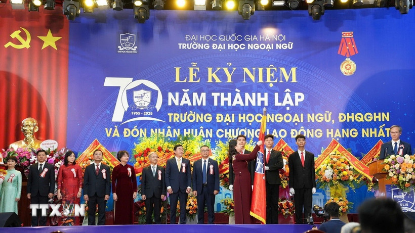 Phó Chủ tịch nước Võ Thị Ánh Xuân trao Huân chương Lao động hạng Nhất cho Trường Đại học Ngoại ngữ-Đại học Quốc gia Hà Nội. (Ảnh: TTXVN phát)