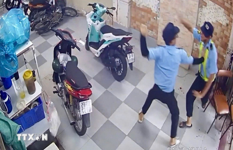 Hình ảnh xô xát giữa Dương Thành Lập và anh M.H.K được camera của quán ghi lại. (Ảnh: TTXVN phát)