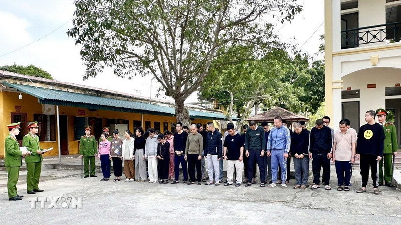 Công an tỉnh Thanh Hóa triệt phá đường dây lừa đảo bằng hình thức thông báo trúng thưởng, bắt giữ 35 đối tượng. (Ảnh TTXVN phát)