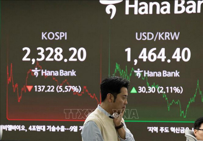 Bảng điện tử hiển thị chỉ số chứng khoán KOSPI tại ngân hàng Hana ở Seoul, Hàn Quốc. (Ảnh: THX/TTXVN)
