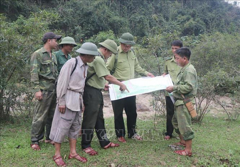 Tổ tuần tra, bảo vệ rừng thuộc Trạm quản lý bảo vệ rừng Nga My (Hạt Kiểm lâm Pù Huống) xác định tọa độ thực địa trong vùng lõi khu bảo tồn thiên nhiên Pù Huống. (Ảnh: Xuân Tiến/TTXVN)
