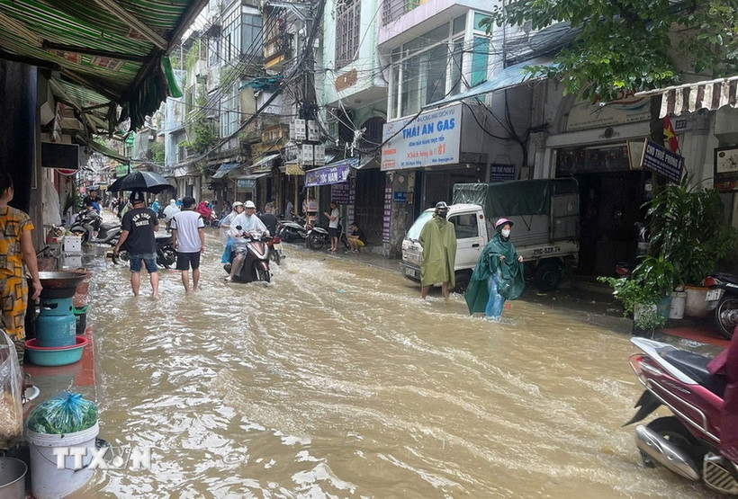 Mưa lớn gây ngập úng trên phố Bạch Đằng, quận Hai Bà Trưng. (Ảnh minh họa: TTXVN)