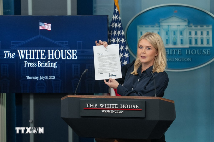 Thư ký báo chí Nhà Trắng Karoline Leavitt công bố nội dung bức thư của Tổng thống Mỹ Donald Trump gửi Giám đốc điều hành (CEO) của 17 tập đoàn dược phẩm, tại cuộc họp báo ở Washington, D.C., ngày 31/7/2025. (Ảnh: THX/TTXVN)