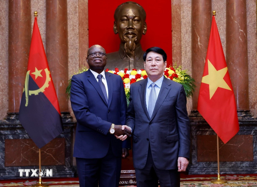 Chủ tịch nước Lương Cường tiếp Đại sứ Cộng hoà Angola Fernando Miguel đến trình Quốc thư, nhận nhiệm vụ tại Việt Nam (24/4/2025). (Ảnh: Lâm Khánh/TTXVN)
