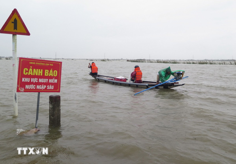 Người dân phường Kim Trà, thành phố Huế phải dùng thuyền để đi lại, do lũ sông Bồ dâng cao gây ngập lụt ngày 17/11. (Ảnh: Nguyên Lý/TTXVN)