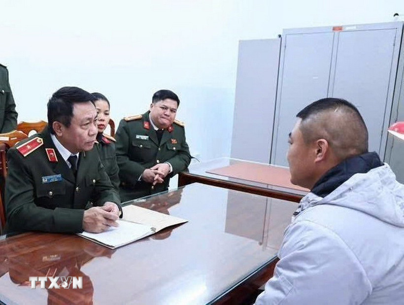 Lực lượng công an làm việc với đối tượng Fan Mingzhen sau khi bị bắt giữ. (Ảnh: TTXVN phát)