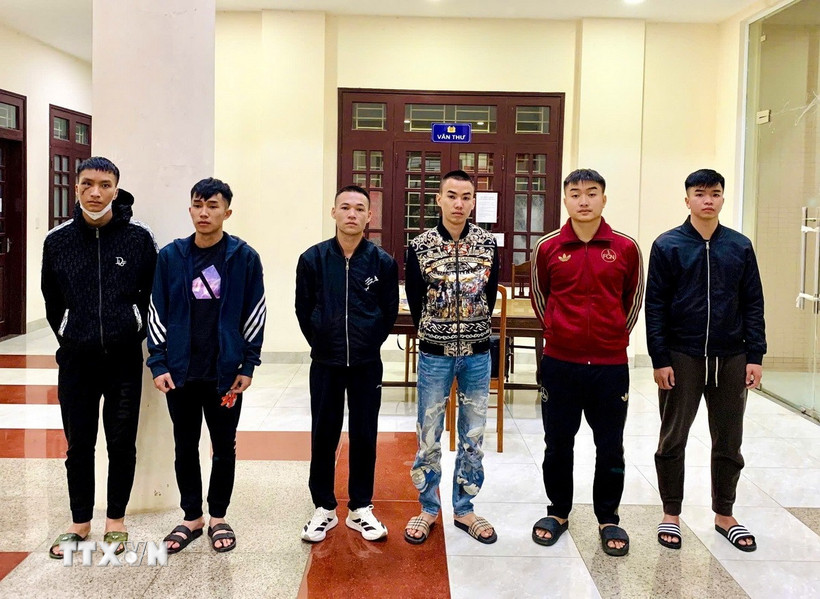 Các đối tượng cho vay lãi nặng hơn 600%/năm bị khởi tố và tạm giam. (Ảnh: TTXVN phát)