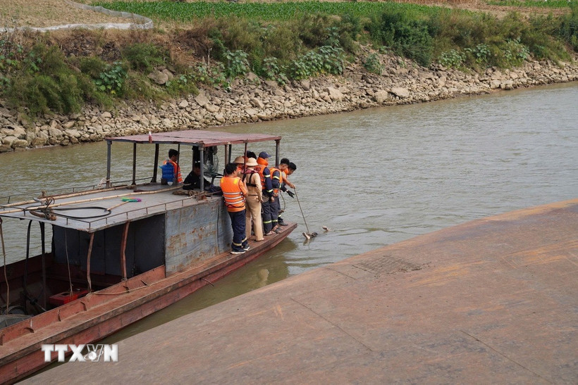 Các lực lượng triển khai biện pháp tìm kiếm. (Ảnh: Nguyễn Văn Cảnh/TTXVN)