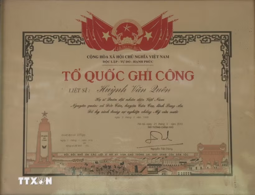 Bằng Tổ quốc ghi công của liệt sỹ Huỳnh Văn Quên tại nhà người em thứ 9 là Huỳnh Văn Chín, ở xã Vàm Cỏ. (Ảnh: Đức Hạnh/TTXVN)
