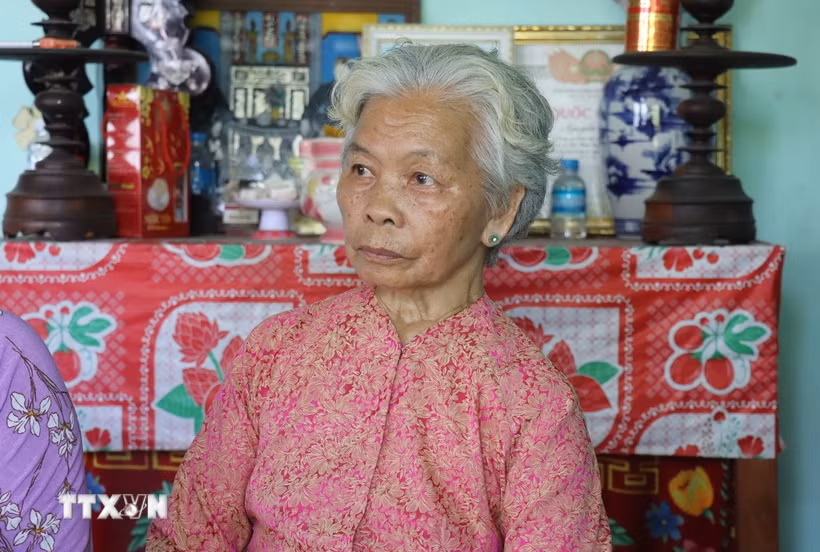 Bà Nguyễn Thị Lệ đã được Nhà nước công nhận là vợ liệt sỹ Huỳnh Văn Quên sau 58 năm chờ đợi. (Ảnh: Đức Hạnh/TTXVN)