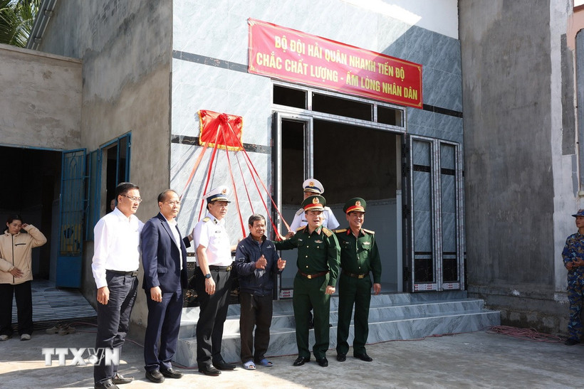 Quang cảnh lễ bàn giao nhà thuộc “Chiến dịch Quang Trung” diễn ra trang trọng tại xã Suối Hiệp sáng ngày 10/1. (Ảnh: Đặng Tuấn/TTXVN)