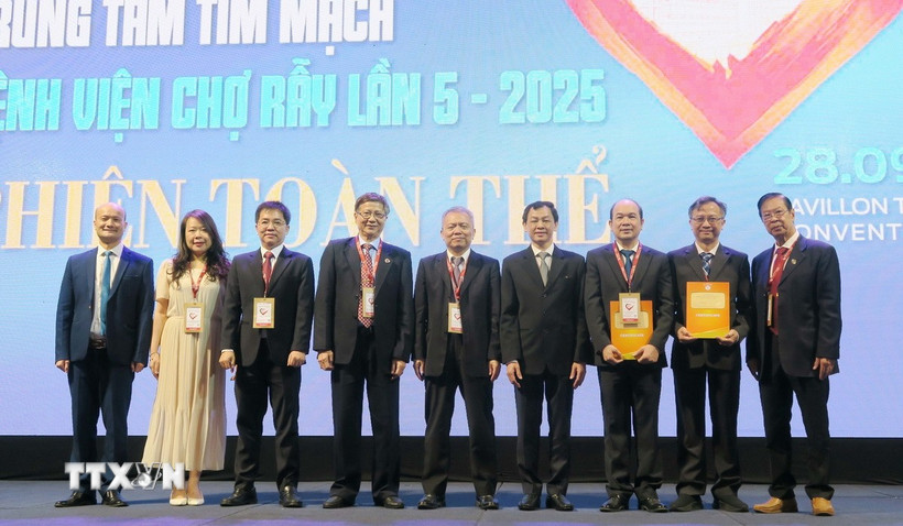 Lãnh đạo Bộ Y tế, Bệnh viện Chợ Rẫy chụp ảnh cùng chủ tọa đoàn, báo cáo viên của phiên toàn thể trong Hội nghị. (Ảnh: Đinh Hằng/ TTXVN)