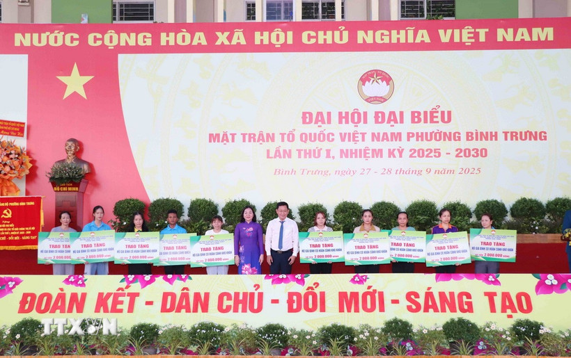 Bà Trương Thị Bích Hạnh, Phó Chủ tịch Thường trực Ủy ban MTTQ Việt Nam Thành phố Hồ Chí Minh và ông Trương Quốc Trung, Bí thư Đảng ủy phường Bình Trưng trao tặng kinh phí hỗ trợ hộ gia đình có hoàn cảnh khó khăn trên địa bàn phường. (Ảnh: Xuân Khu/TTXVN)