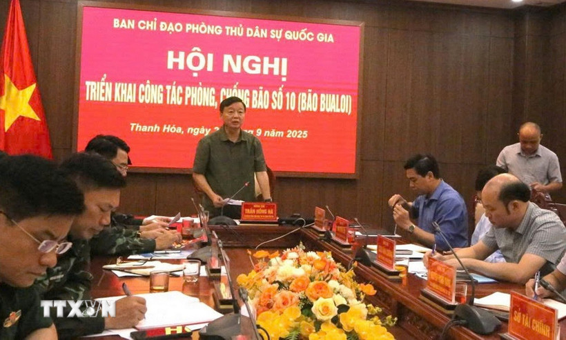 Phó Thủ tướng Trần Hồng Hà chủ trì họp triển khai công tác phòng, chống bão. (Ảnh: TTXVN phát)