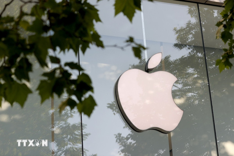 Biểu tượng Apple tại một cửa hàng ở Brussels, Bỉ. (Ảnh: THX/TTXVN)