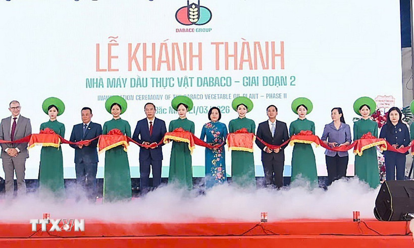 Các đại biểu cắt băng khánh thành nhà máy. (Ảnh: TTXVN phát)