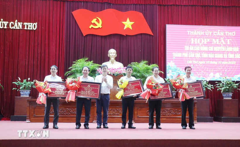 Bí thư Thành ủy Cần Thơ Lê Thanh Tùng trao tặng Bảng tri ân các đồng chí nguyên Bí thư, Phó Bí thư thành phố Cần Thơ, tỉnh Hậu GIang và tỉnh Sóc Trăng nhiệm kỳ 2020-2025.( Ảnh: Ngọc Thiện/TTXVN)