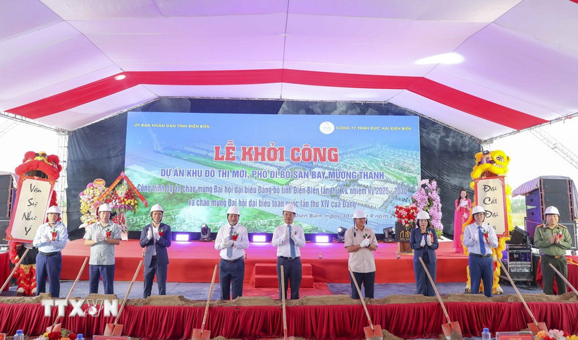 Đại biểu thực hiện nghi thức Khởi công Khu đô thị mới, phố đi bộ sân bay Mường Thanh. (Ảnh: Xuân Tư/TTXVN)