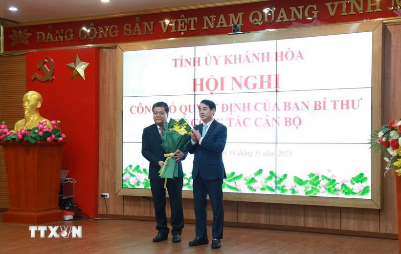 Bí thư Tỉnh ủy Khánh Hòa Nghiêm Xuân Thành tặng hoa chúc mừng tân Phó Bí thư Tỉnh ủy Khánh Hòa Trần Phong. (Ảnh: Xuân Triệu/TTXVN)