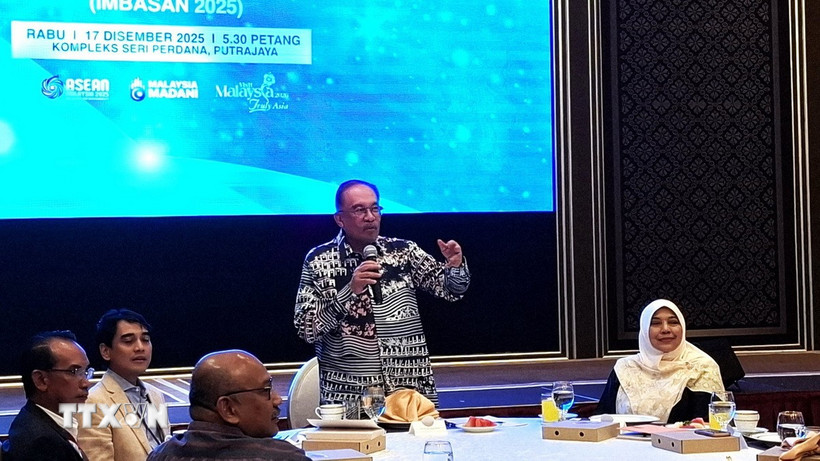 Thủ tướng Malaysia Anwar Ibrahim phát biểu tại buổi tiếp các nhà báo nhân dịp cuối năm, tại Phủ Thủ tướng ở thành phố Putrajaya. (Ảnh: Bùi Hoàn/TTXVN)
