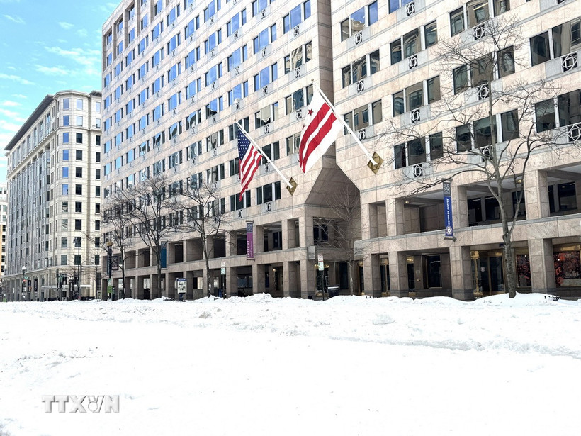 Tuyết phủ dày trước một tòa nhà ở trung tâm thủ đô Washington D.C. (Ảnh: Đoàn Hùng/TTXVN).