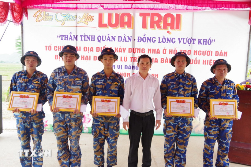 Chính quyền địa phương xã Suối Hiệp tặng giấy khen cho lực lượng quân đội có thành tích xuất sắc trong việc dựng lại nhà ở cho người dân vùng lũ, theo chiến dịch Quang Trung. (Ảnh: Phan Sáu/TTXVN)