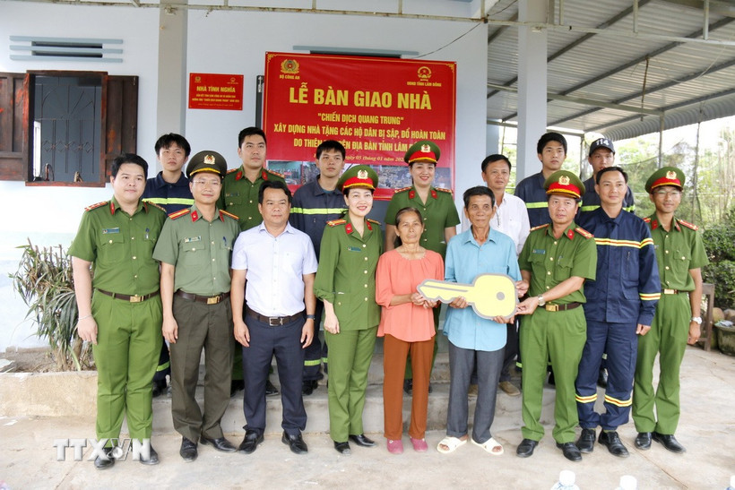 Đến nay, toàn bộ 6 căn nhà Quang Trung trên địa bàn phường Hàm Thắng đã được xây dựng hoàn thành và bàn giao cho người dân sử dụng (sớm hơn 10 ngày so với kế hoạch đề ra). (Ảnh: Hồng Hiếu/TTXVN)