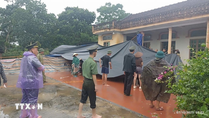 Lực lượng chức năng tỉnh Bắc Ninh hỗ trợ nhân dân sơ tán tài sản, vật nuôi, phòng tránh mưa bão. (Ảnh: TTXVN phát)