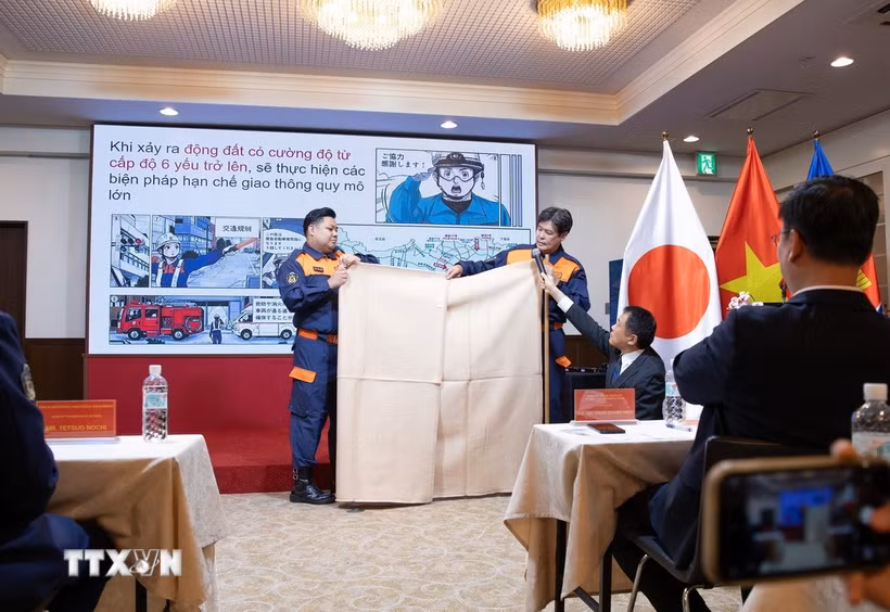 Cảnh sát Tokyo hướng dẫn một số biện pháp ứng phó trong trường hợp xảy ra thảm hoạ. (Ảnh: Xuân Giao/TTXVN)