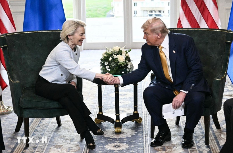 Tổng thống Mỹ Donald Trump (phải) trong cuộc gặp Chủ tịch Ủy ban Châu Âu (EC) Ursula von der Leyen tại khu nghỉ dưỡng ở Turnberry (Scotland), ngày 27/7/2025. (Ảnh: REUTERS/TTXVN) 